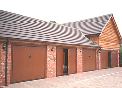 Silvelox quadruple garage with VIP doors and pedestrian inset